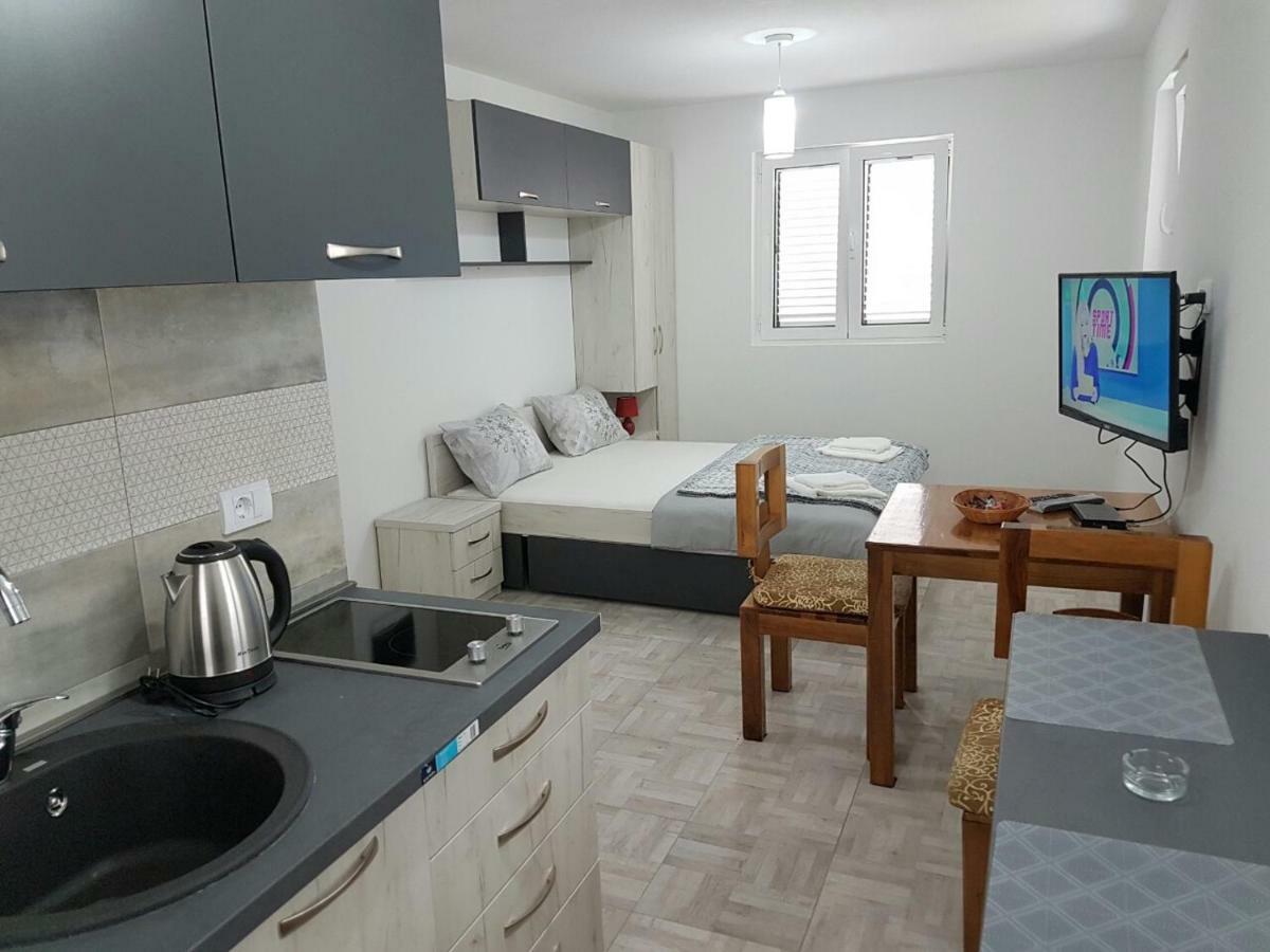 Porto Njegusi A1 Apartment Cetinje Bagian luar foto